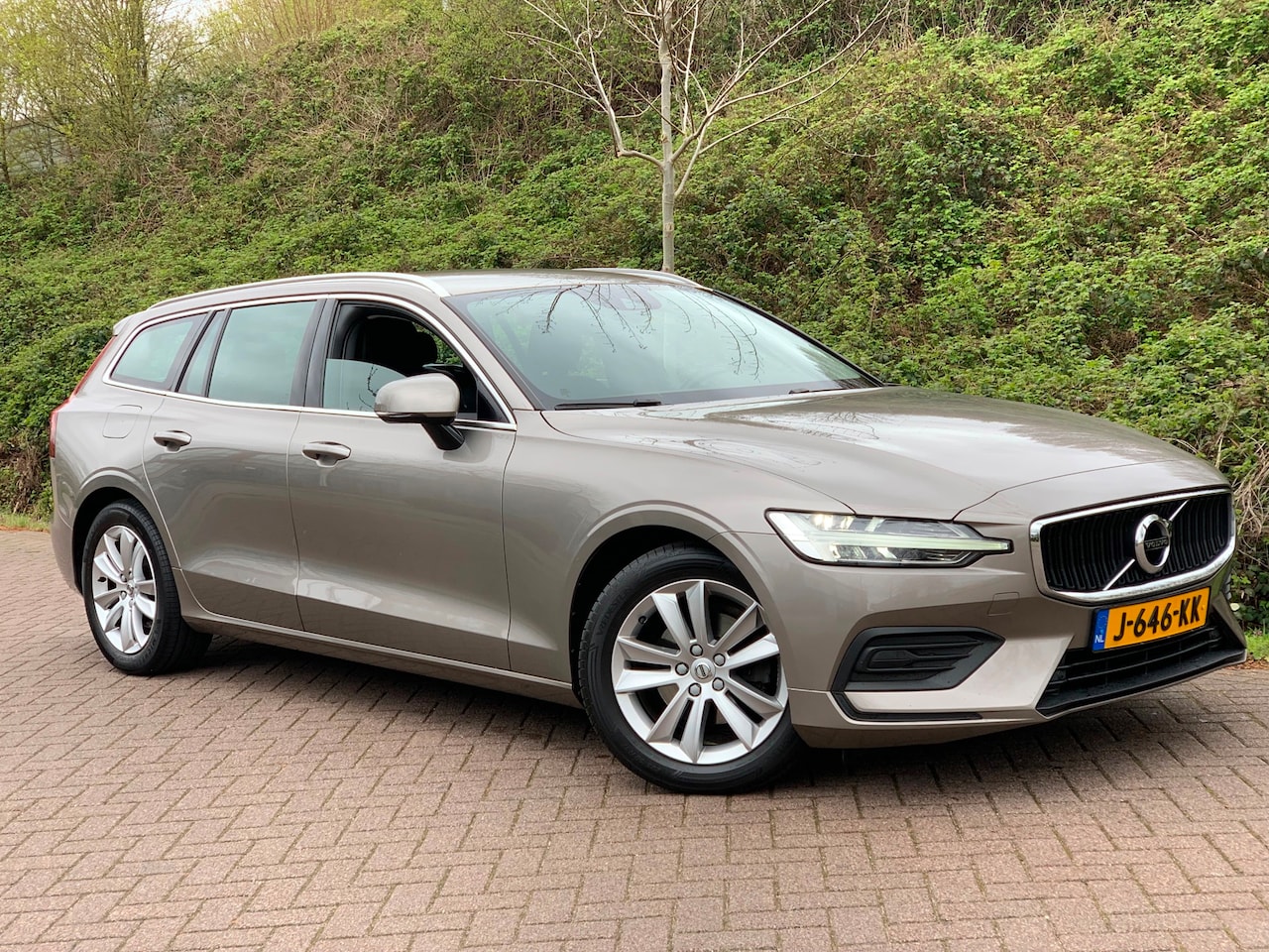 Volvo V60 - 2.0 D4 Inscription 190PK LEDER FULL 2021 DEALER OH / NETTO EXPORT € 14.950 - AutoWereld.nl