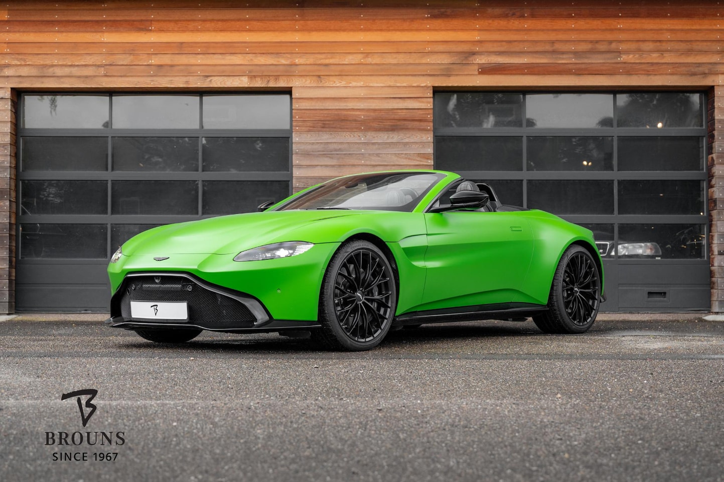 Aston Martin V8 Vantage Roadster - 4.0 510pk | Kermit Green - AutoWereld.nl