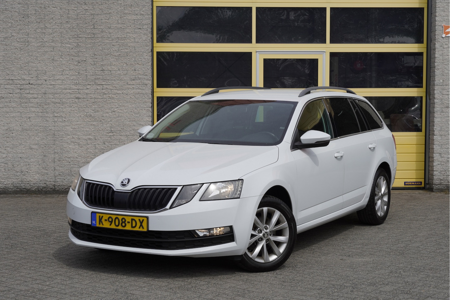 Skoda Octavia Combi - 1.5 TSI 150PK! Automaat Business Edition BJ2020 Lmv 16" | Led | Pdc | Trekhaak | App-Conne - AutoWereld.nl