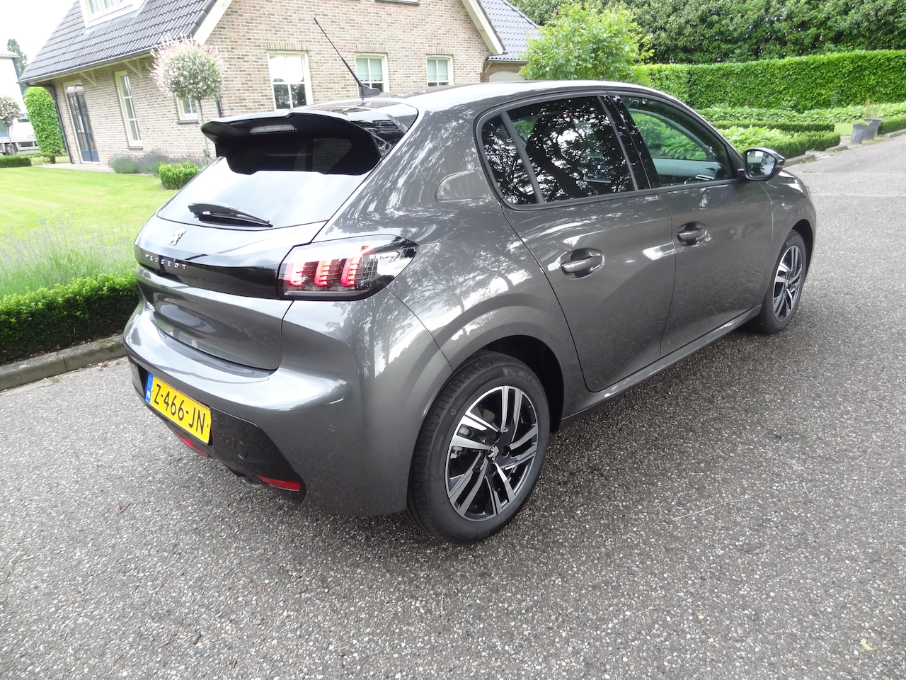 Peugeot 208 - 1.2 PureTech Allure Pack 5453km ! Stoelverw Carplay Camera Radar Pdc Digital dashbord Led Licht