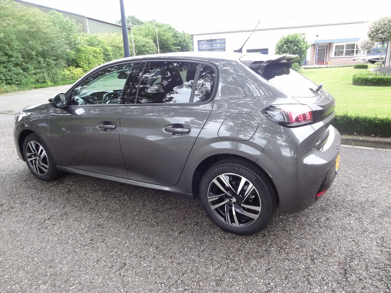 Peugeot 208 - 1.2 PureTech Allure Pack 5453km ! Stoelverw Carplay Camera Radar Pdc Digital dashbord Led Licht