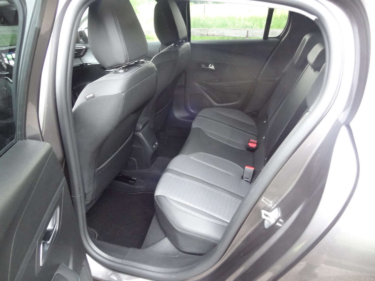 Peugeot 208 - 1.2 PureTech Allure Pack 5453km ! Stoelverw Carplay Camera Radar Pdc Digital dashbord Led Licht