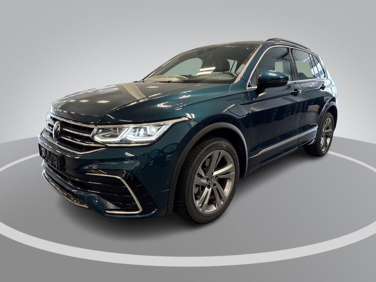 Volkswagen Tiguan - 1.4 TSI eHybrid 245pk DSG R-Line Business · Camera · Dodehoeksensor · Stuur- & Stoelverwar - AutoWereld.nl