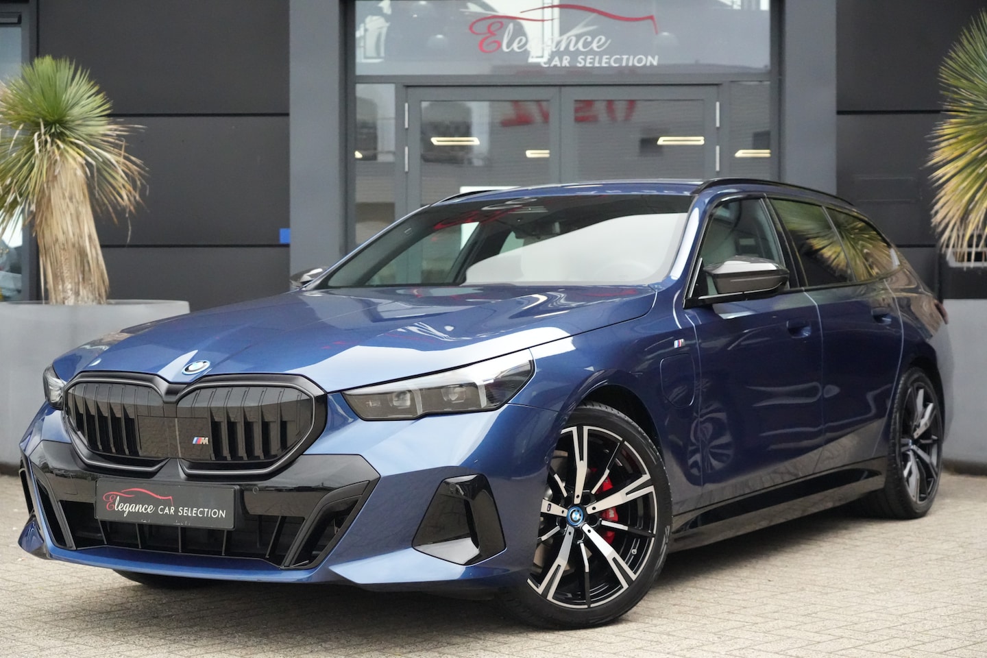 BMW 5-serie Touring - 530e xDrive M Sport High Executive 300pk HarmanKardon/Trekhaak/Camera - AutoWereld.nl