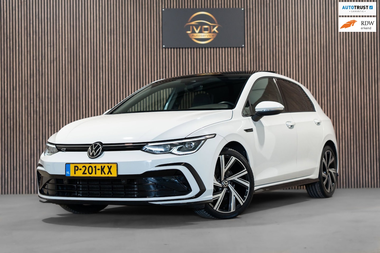 Volkswagen Golf - 1.5 eTSI DSG R-Line Pano IQ Camera - AutoWereld.nl