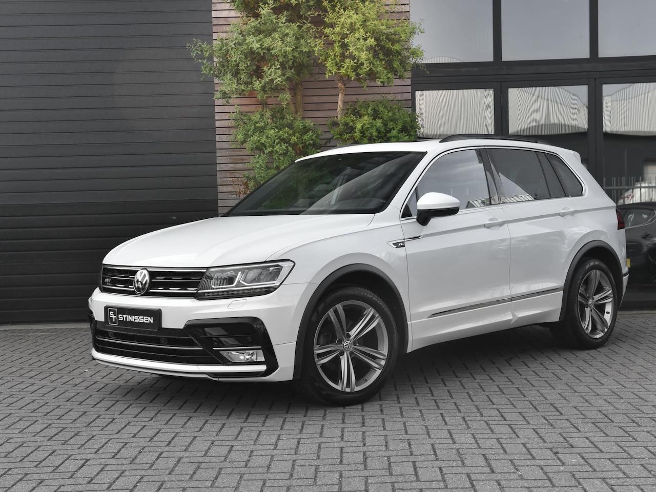 Volkswagen Tiguan - 1.4 TSI R-Line Panoramadak Dynaudio Navi Stoelverwarming - AutoWereld.nl