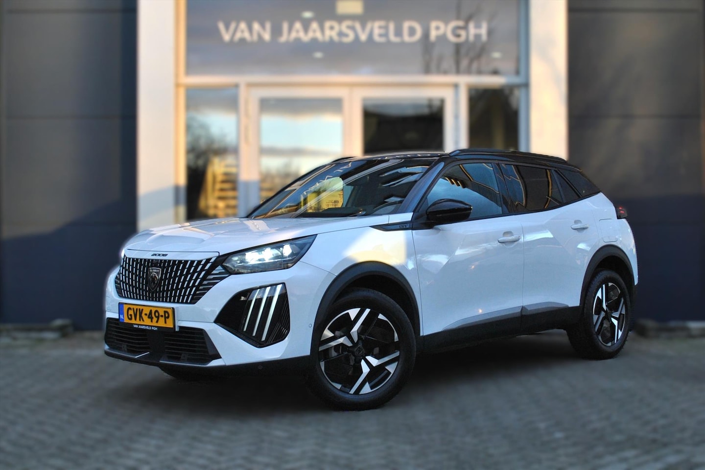 Peugeot 2008 - GT 1.2 Puretech 130pk EAT8 / Alcantara - AutoWereld.nl