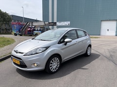 Ford Fiesta - 1.25i Titanium 5-Deurs 82 PK. Zeer fijn rijdende auto Distributieriem en waterpomp vervang