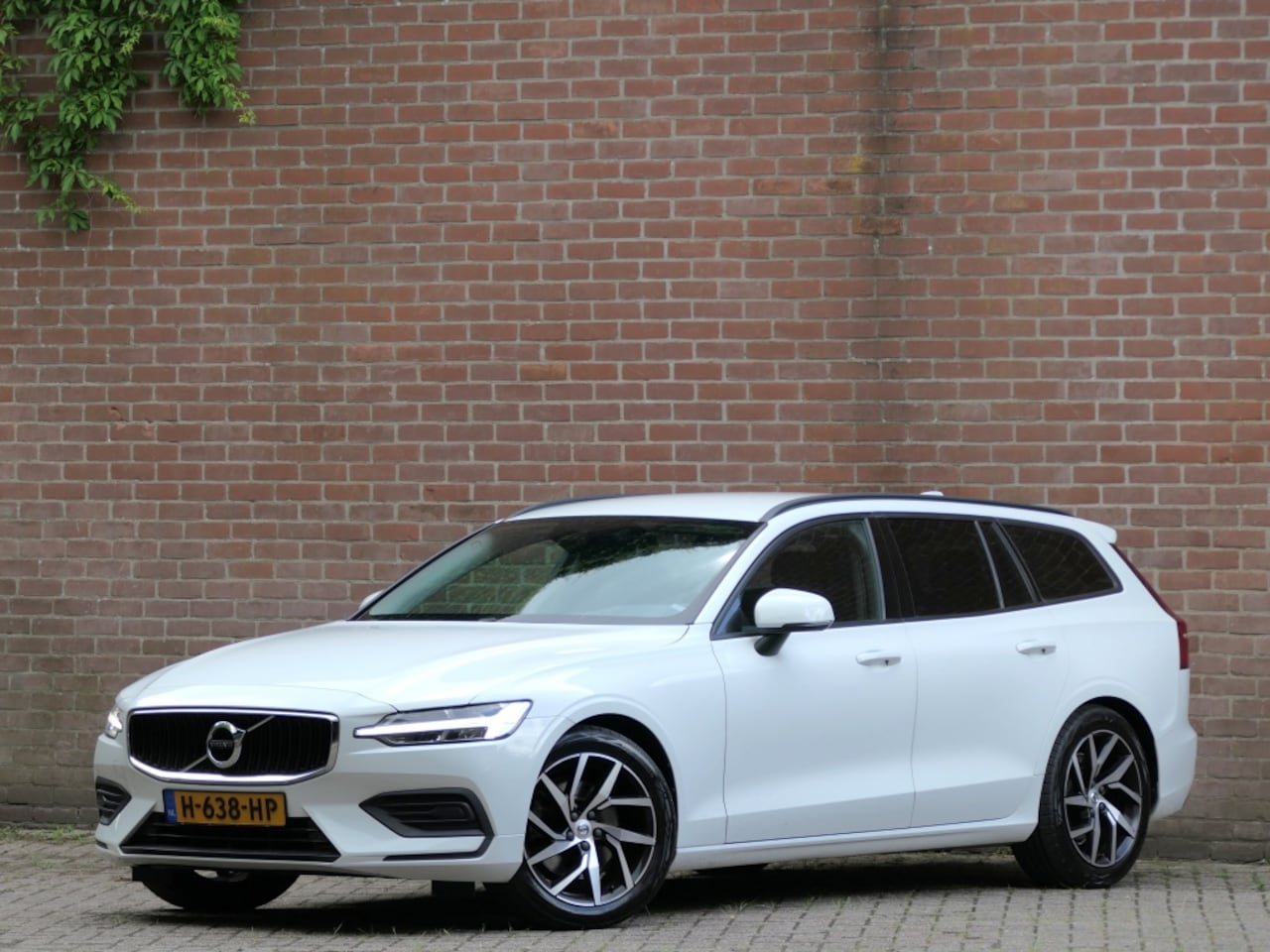 Volvo V60 - 2.0 T4 AUT DAB+ / Apple Carplay / Trekhaak - AutoWereld.nl