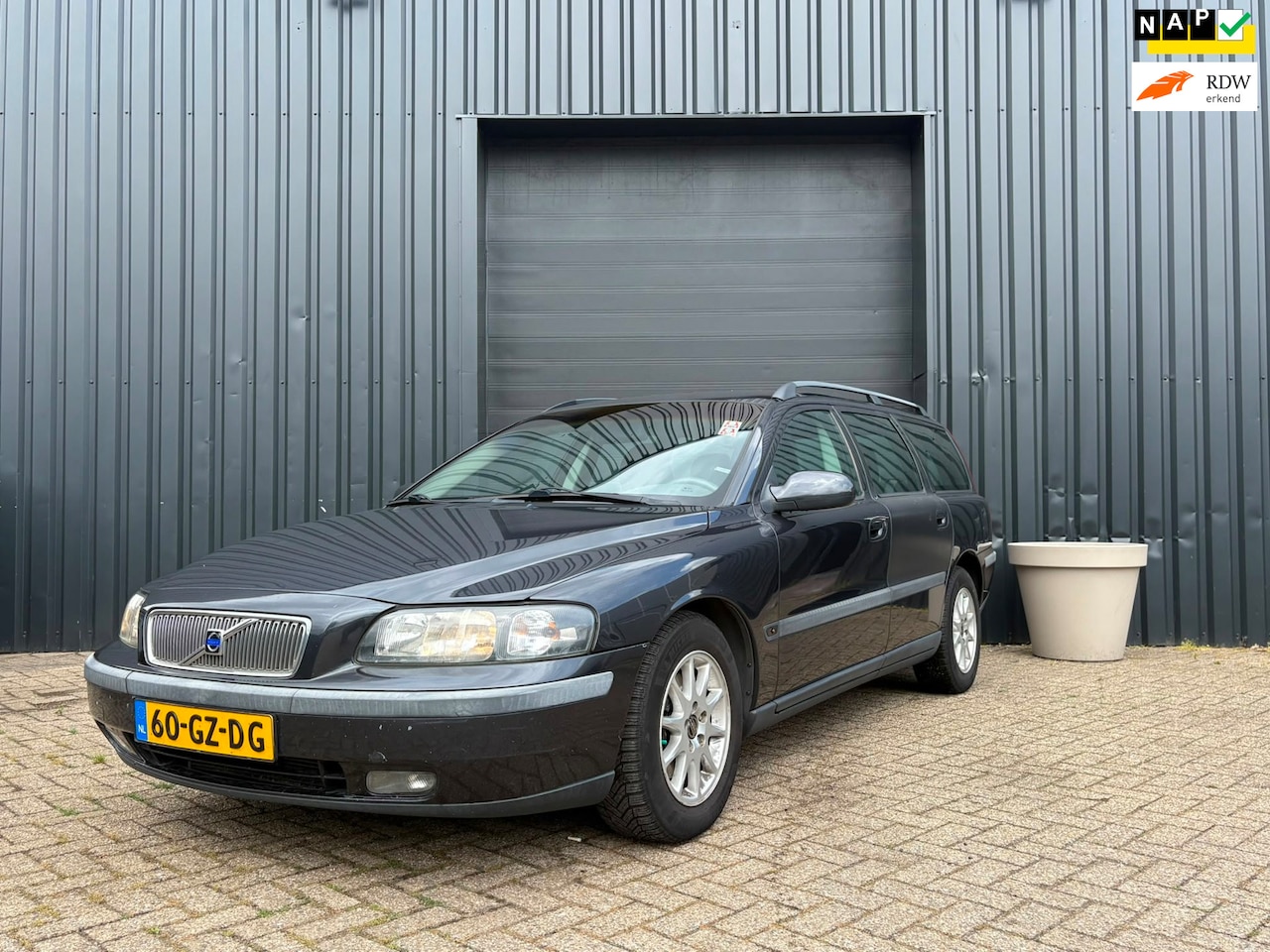 Volvo V70 - 2.4 Comfort Line NIEUWE APK 06-27! Trekhaak - AutoWereld.nl