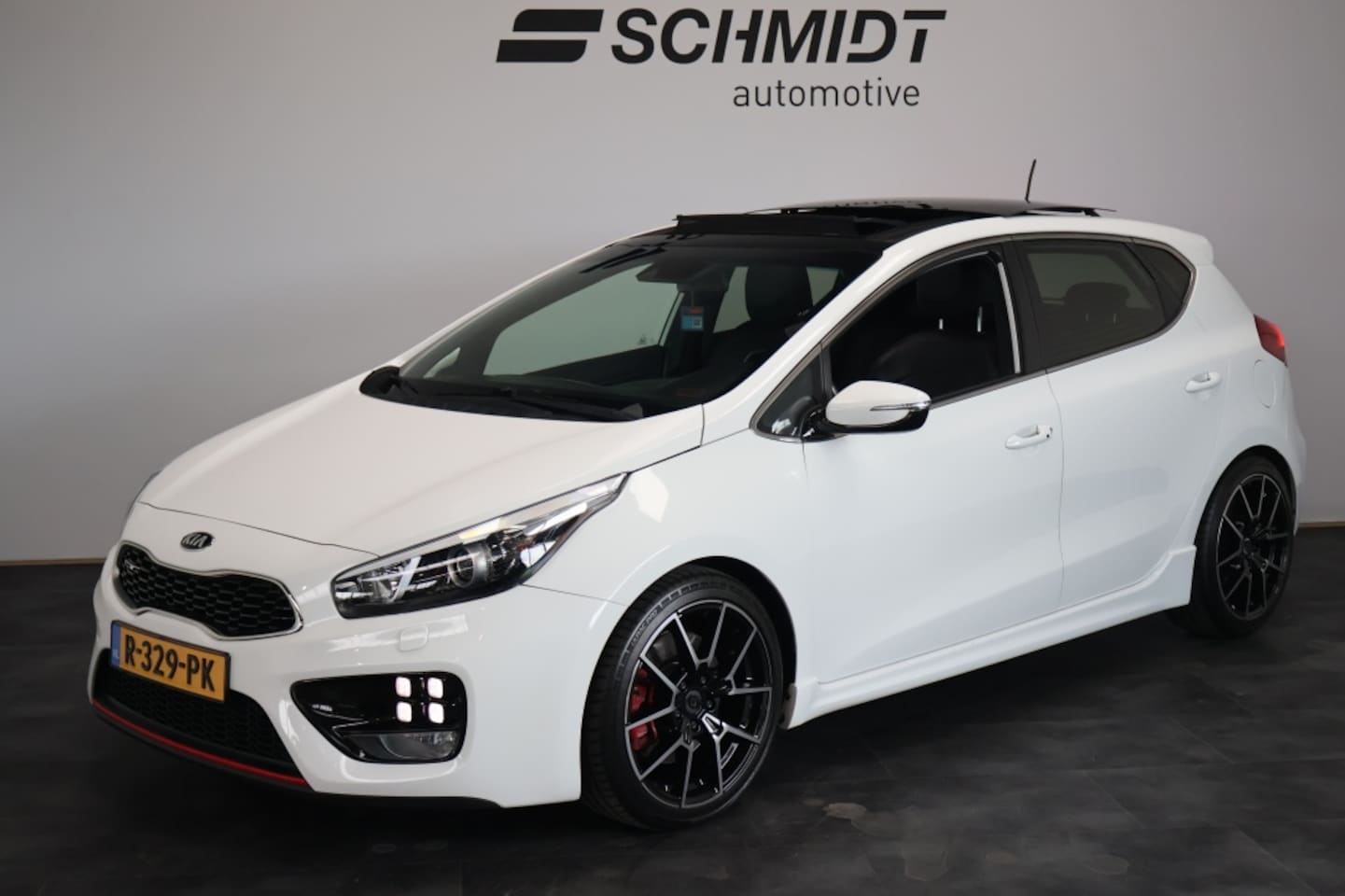 Kia Cee'd - 1.6 T-GDi GT Sport 204pk | Panoramadak | Alcantara | Bluetooth - AutoWereld.nl