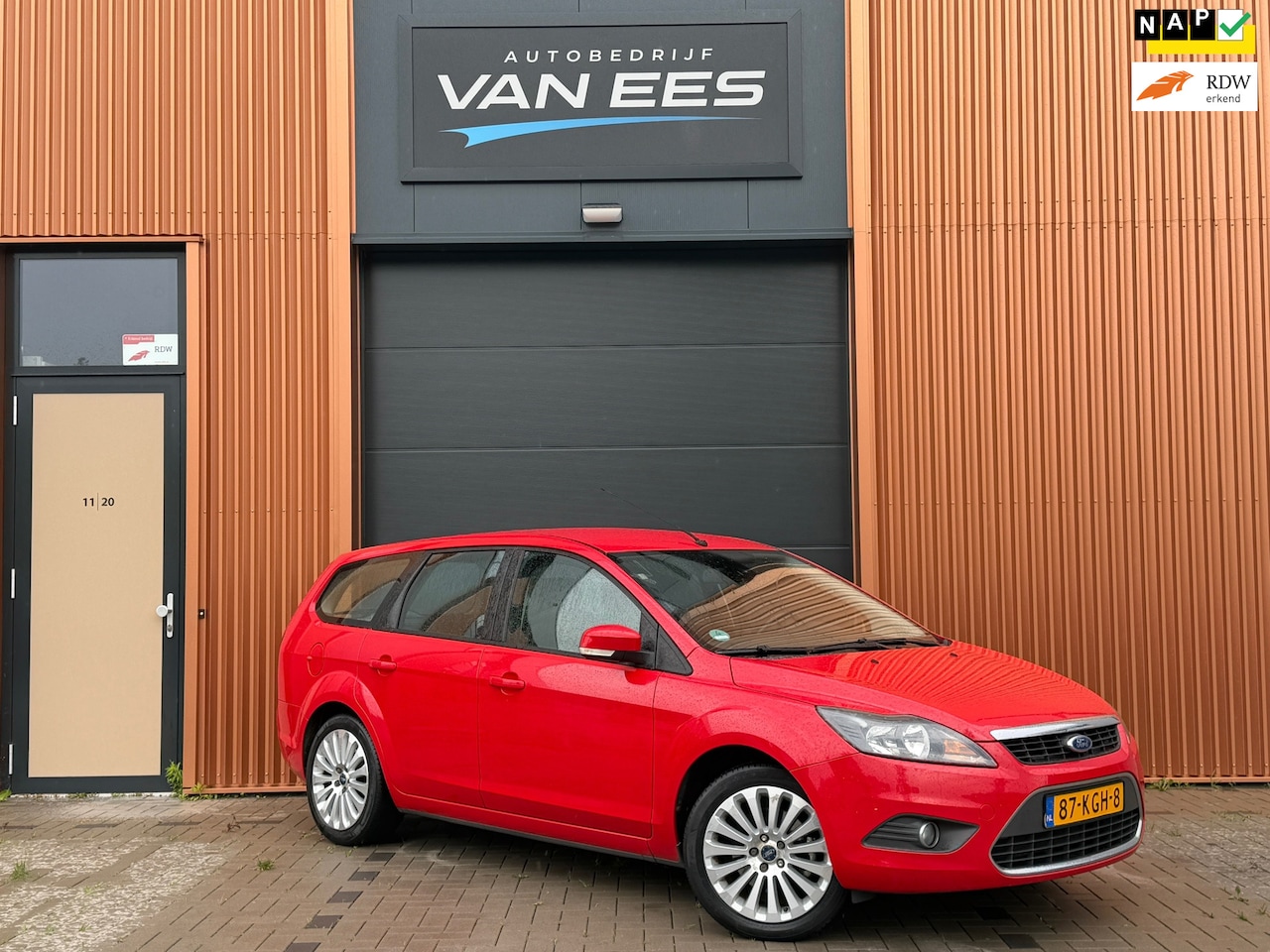 Ford Focus Wagon - 2.0 Titanium|Smetteloos|Trekhaak|Cruise Control|Climate Control|Voorruitverwarming - AutoWereld.nl