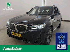 BMW iX3 - 80 kWh 286pk Executive | SOH 98% | Trekhaak | Panoramadak | Facelift | Sensatec Zwart | M