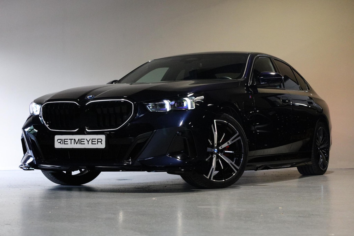 BMW 5-serie - 530e M Sport Edition |Panorama dak |Driving Assistant Plus |Iconic Glow |Harman/Kardon |St - AutoWereld.nl