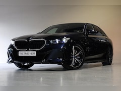 BMW 5-serie - 530e M Sport Edition |Panorama dak |HUD |H&K |Driving Assistant Plus |Iconic Glow |Stoelve