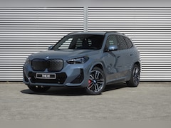 BMW iX1 - eDrive20 M Sport / Panoramadak / Sportstoelen / M Adaptief onderstel / Comfort Access / He