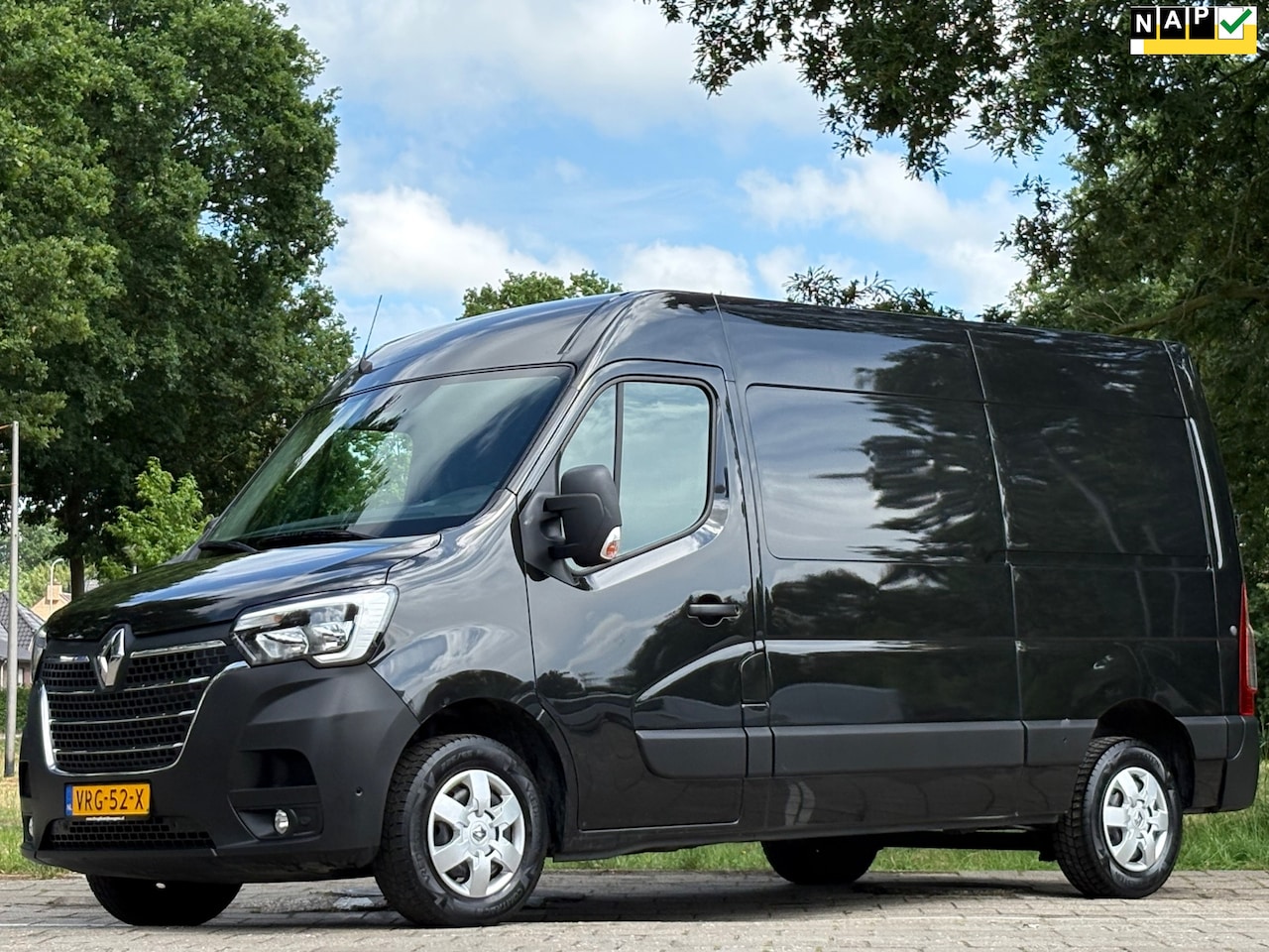Renault Master - T33 2.3 dCi 135 L2H2 Work Edition* Navi*Cruise*Airco*TREKHAAK*Cruise*3 zitplaatsen*NAP - AutoWereld.nl