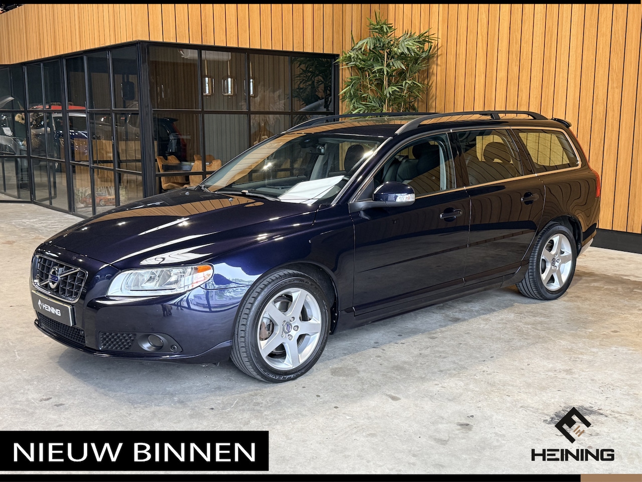Volvo V70 - 2.0T Momentum. Cruise-control. leer. Trekhaak. Youngtimer. - AutoWereld.nl