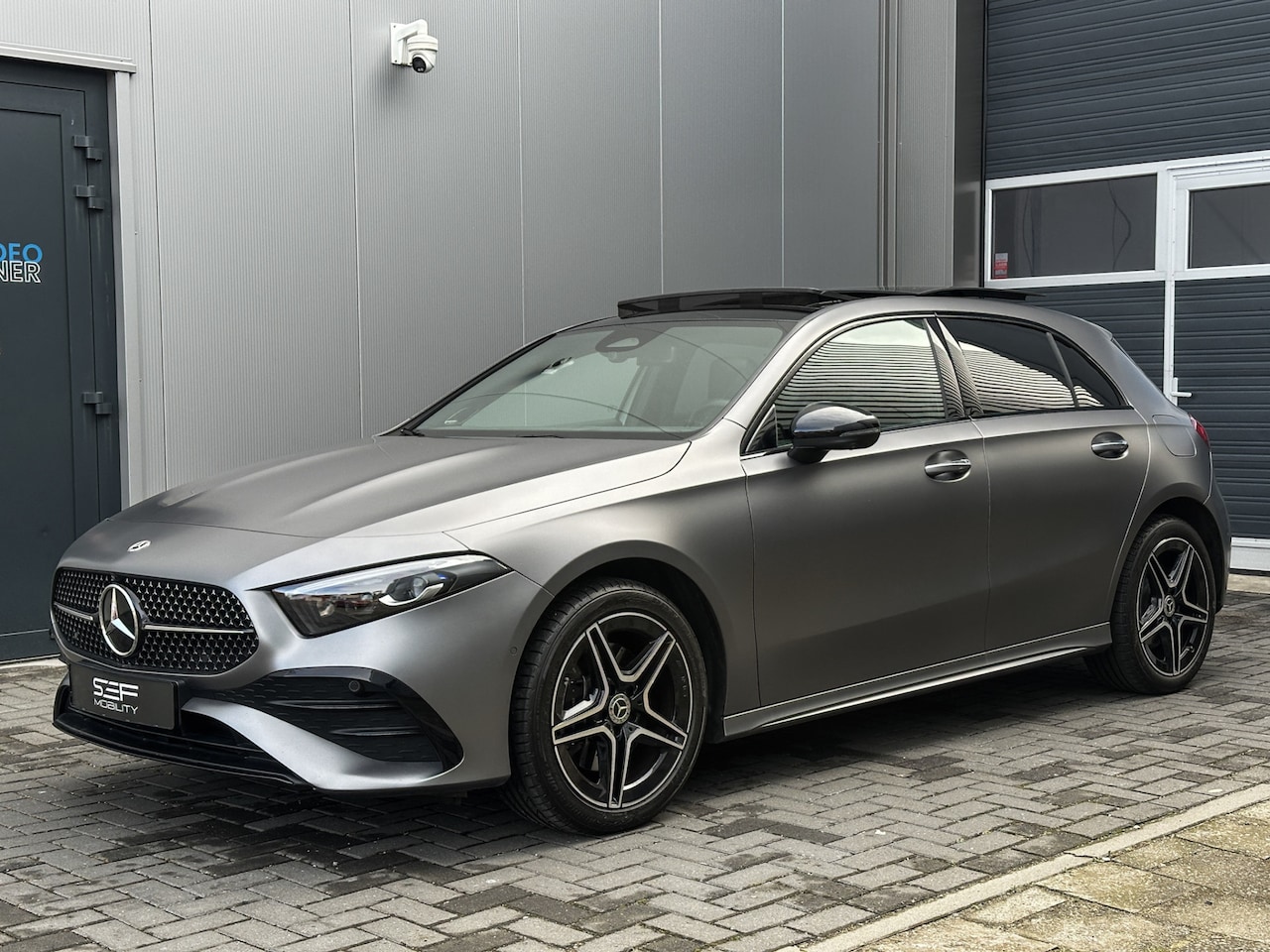 Mercedes-Benz A-klasse - 250 e AMG Line Matgrijs | Pano | 360 | Headup | Matrix | 1e eig | 12 maanden Garantie - AutoWereld.nl