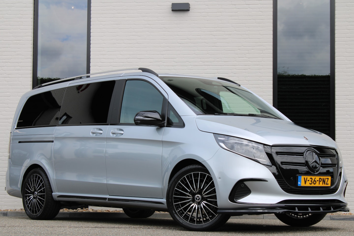 Mercedes-Benz EQV - 300 L2 / AMG / Luchtvering / Dubbele Cabine / Black Edition / 360 Camera / Vol Opties / NI - AutoWereld.nl