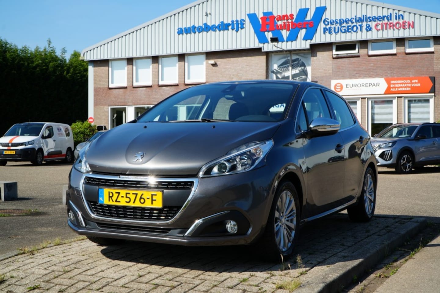 Peugeot 208 - ALLURE 1.2-82pk 5-DEURS - incl. 12 maanden garantie en Rijklaar - AutoWereld.nl