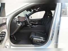 BMW i5 - eDrive40 M Sport / Panoramadak / Achteruitrijcamera / Adaptieve LED / Comfort Access / Sto