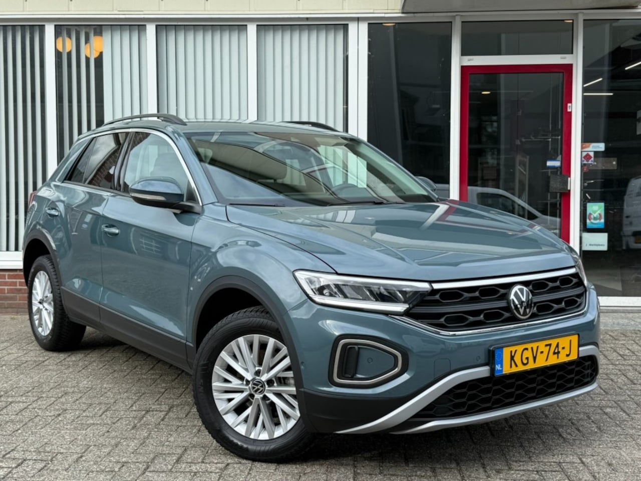 Volkswagen T-Roc - 1.0 TSI Life Business I Carplay I Clima I Stoelverwarming I Digitale cockpit I LED - AutoWereld.nl