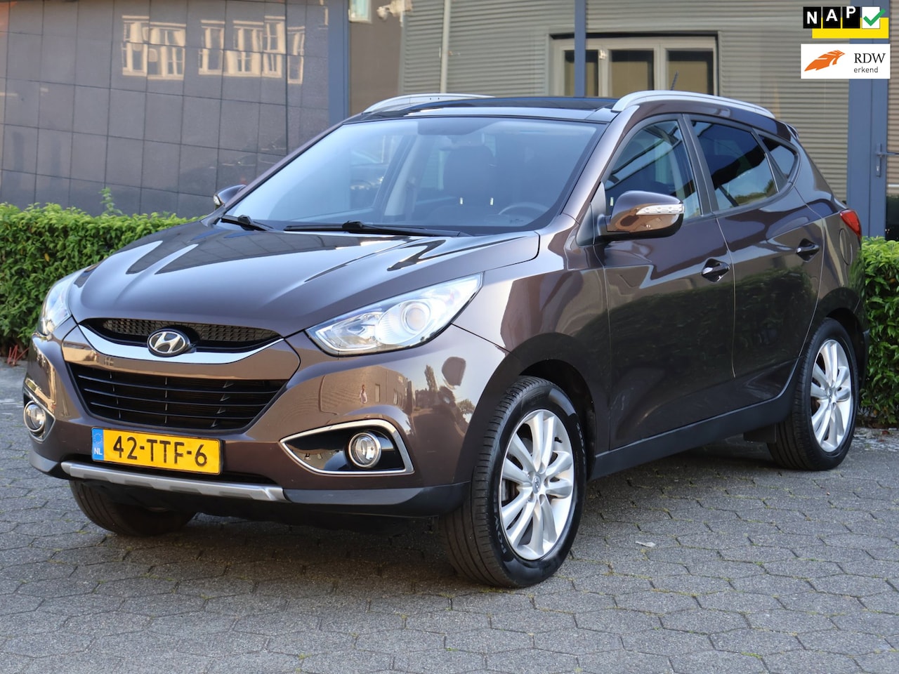 Hyundai ix35 - 2.0i 4WD i-Catcher|Pano|Camera|Keyless|Leder|Trekhaak|2e Eigenaar - AutoWereld.nl