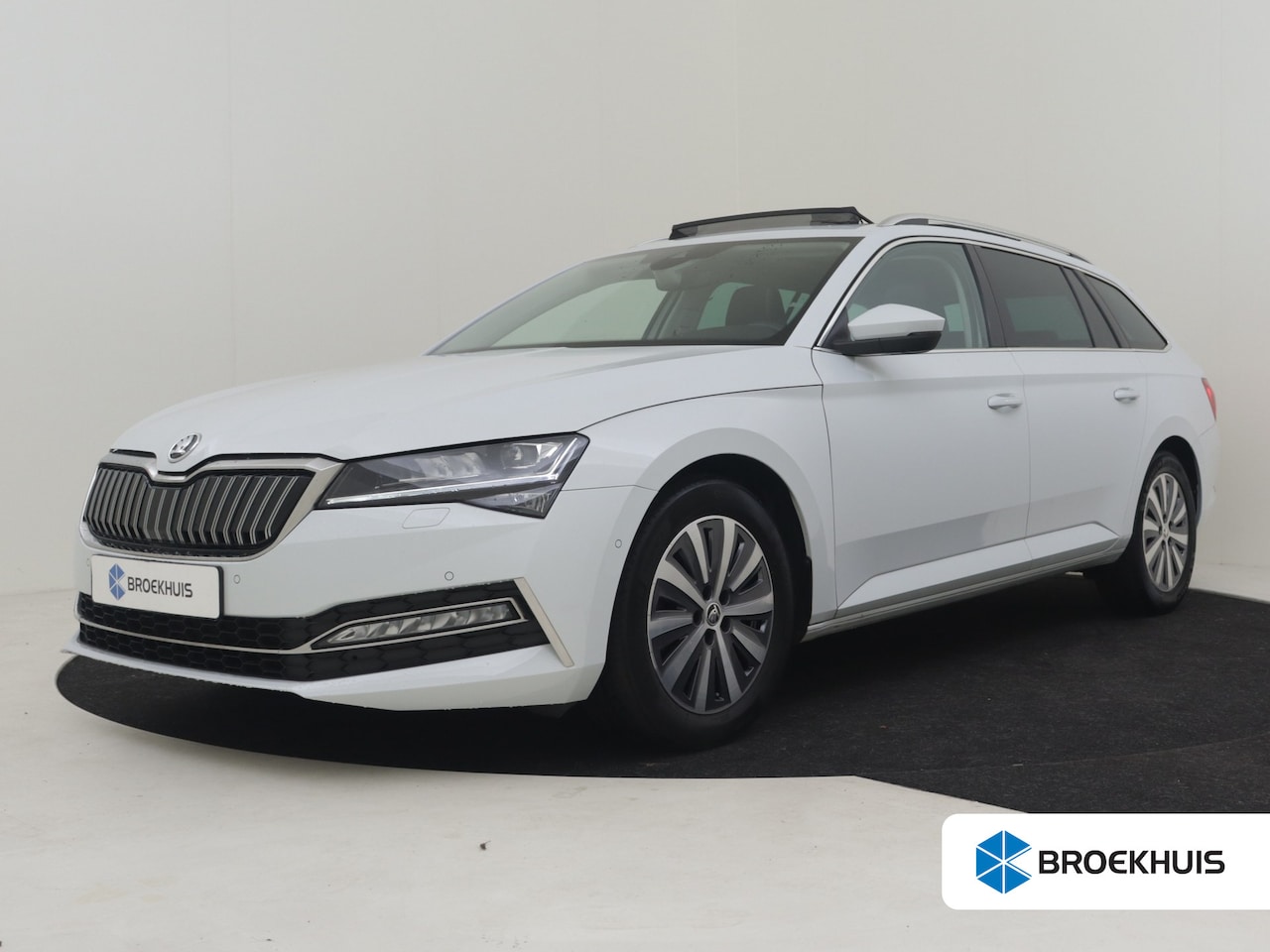 Skoda Superb Combi - 1.4 TSI iV Business Edition Plus | Glazen panorama-dak | Rondomzicht camera | Trekhaak uit - AutoWereld.nl