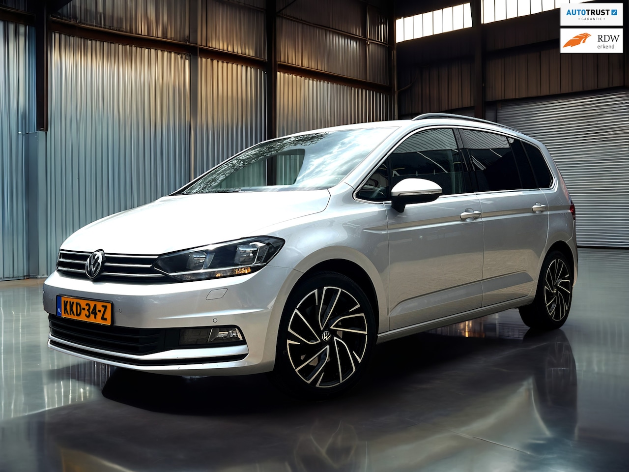 Volkswagen Touran - 1.5 TSI Comfortline Business 7p Clima_ACC_Nieuw velgen en banden - AutoWereld.nl