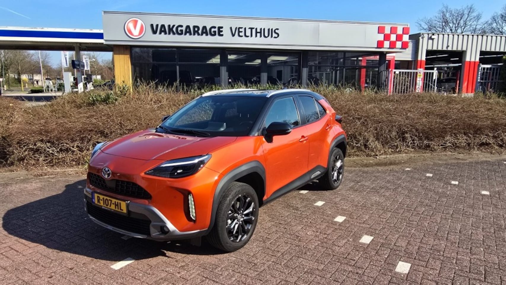 Toyota Yaris Cross - 1.5 HYBRID EXPLORE TWO-TONE LAK + BLACK PACK 17 INCH PREMIUM KLEUR - AutoWereld.nl