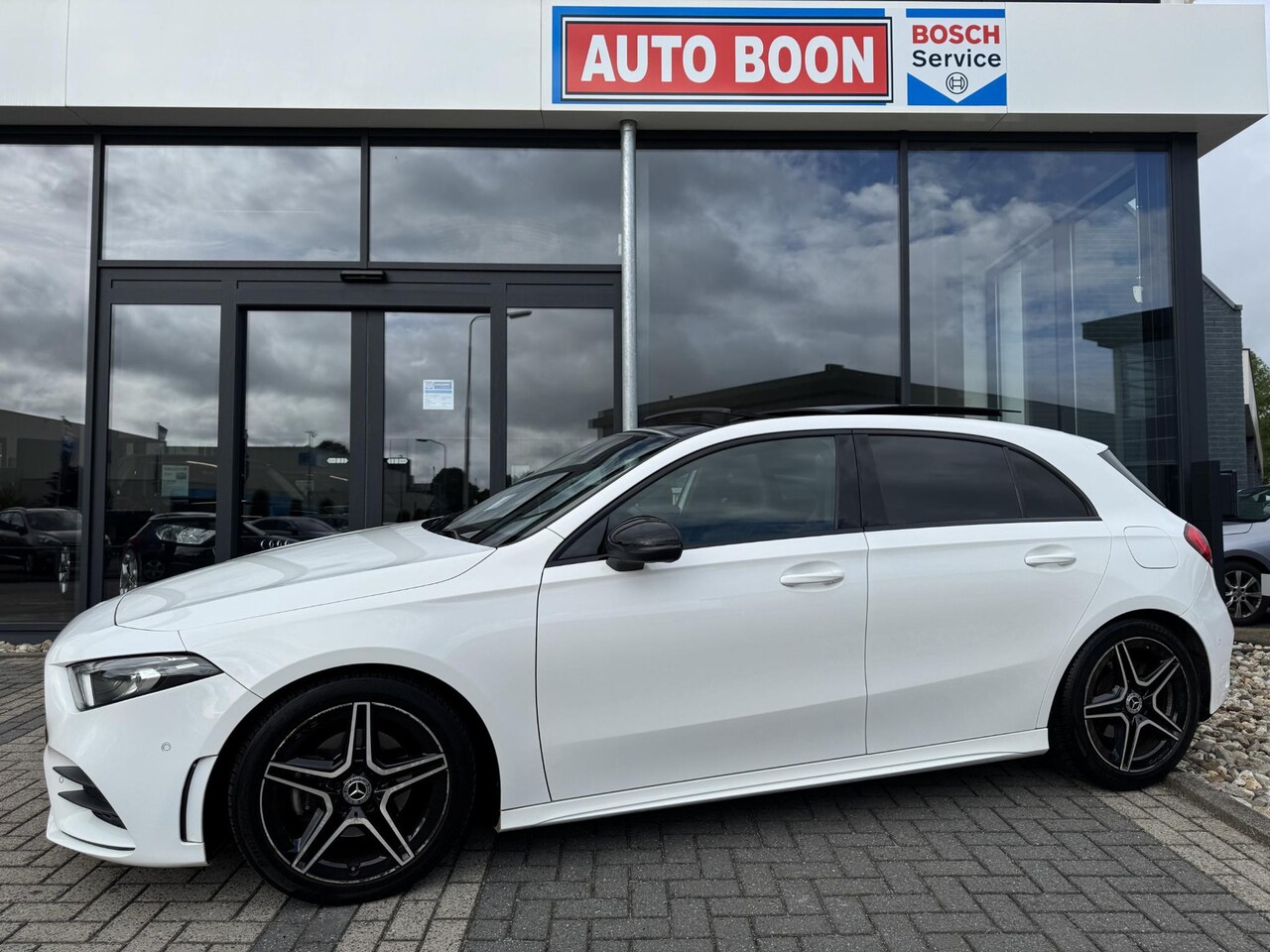 Mercedes-Benz A-klasse - 200 AMG NIGHT EDITION PANO/WIDESCREEN/P-CAM/NAVI/ LED/KEYLESS/CLIMA/2xPDC//MEDIA/KUIPZETEL - AutoWereld.nl