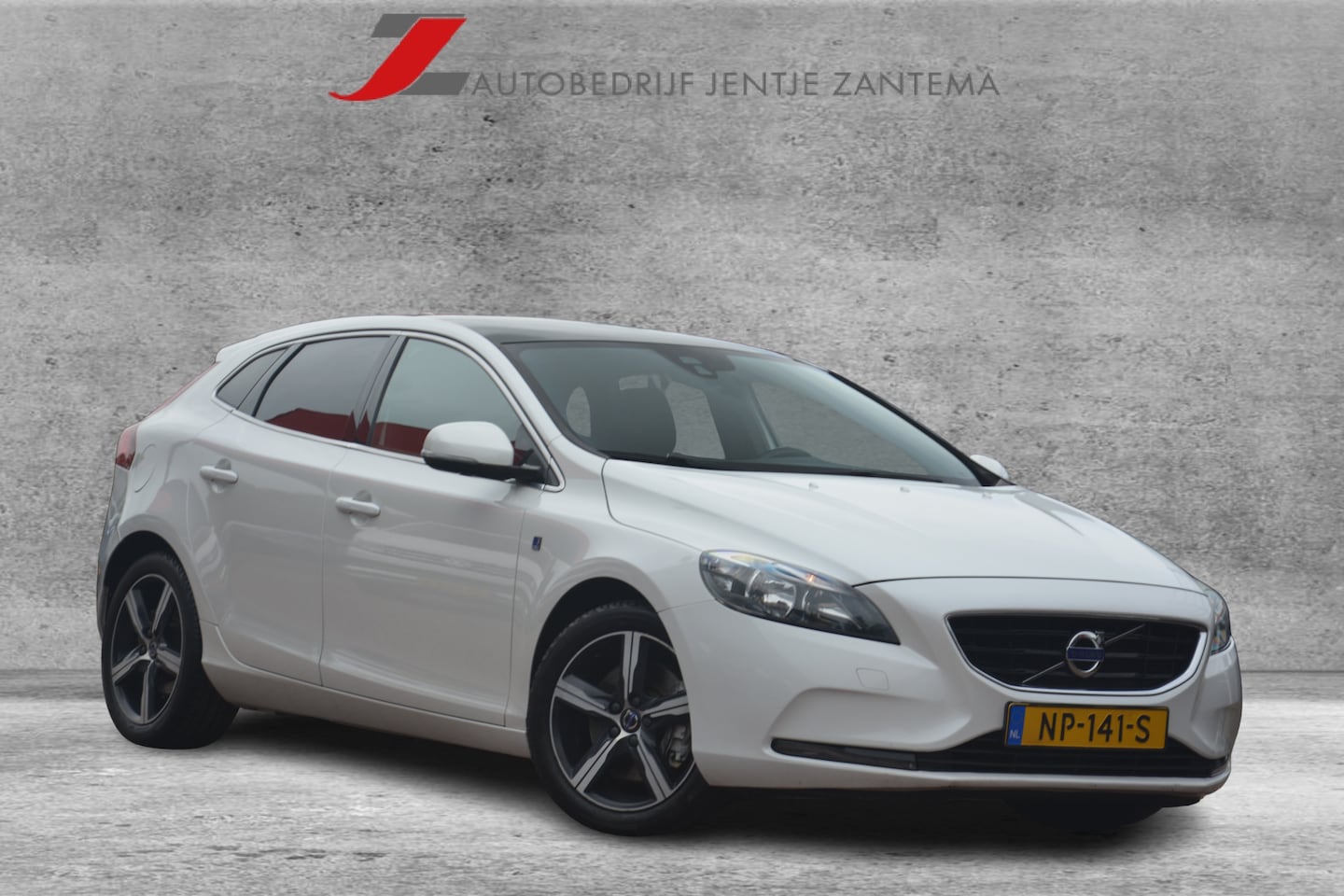 Volvo V40 - 2.0 D2 Summum Ocean race | Navigatie | Panoramadak | Camera | Clima | DAB+ | - AutoWereld.nl