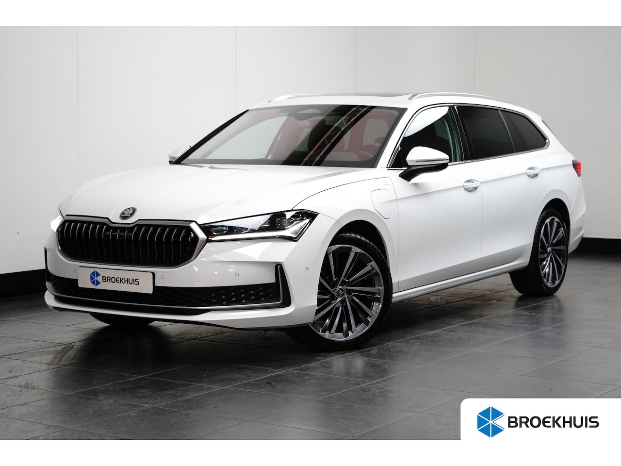 Skoda Superb Combi - 1.5 TSI iV 204PK DSG-6 Laurin & Klement | TREKHAAK | PANORAMADAK | 360 CAMERA | HUD | STOE - AutoWereld.nl