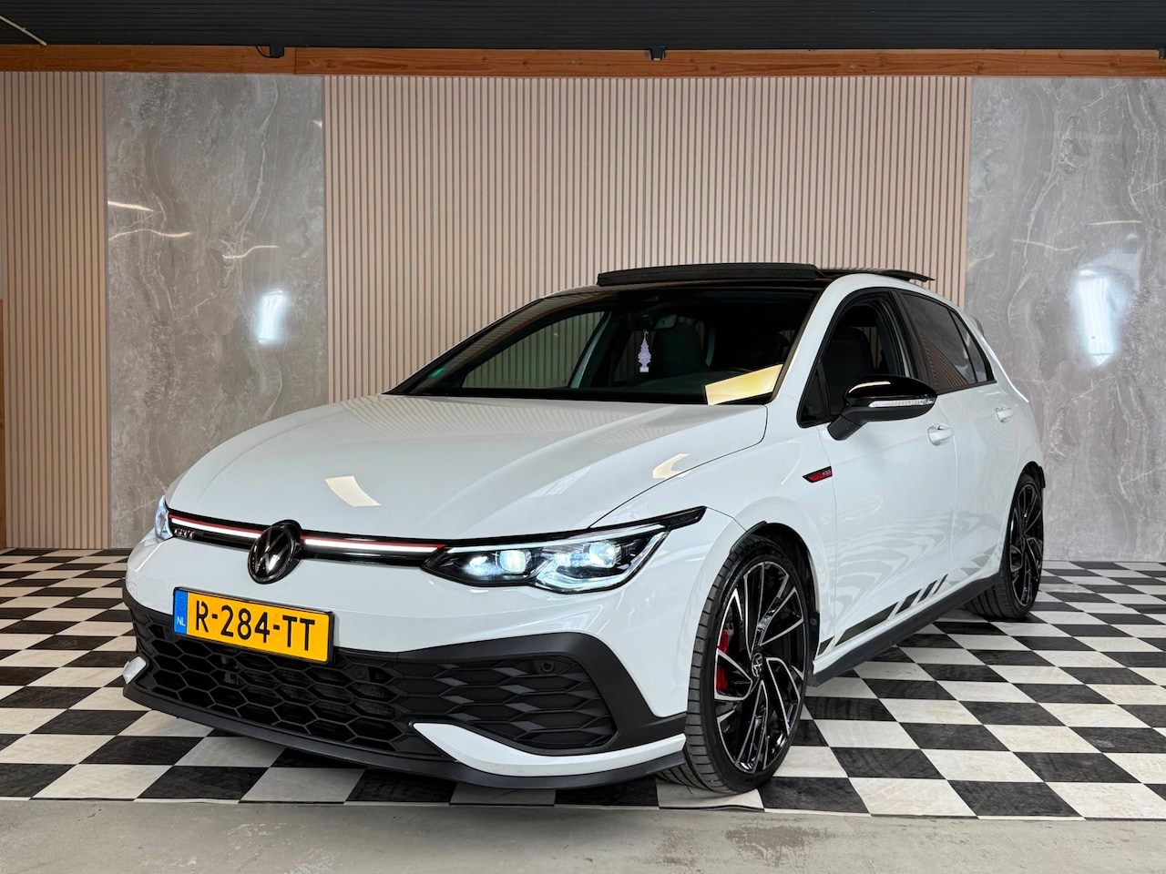 Volkswagen Golf - 2.0 TSI GTI Clubsport Pano Nurburgring IQ Lights Sfeer Stoelvw Stuurvw - AutoWereld.nl