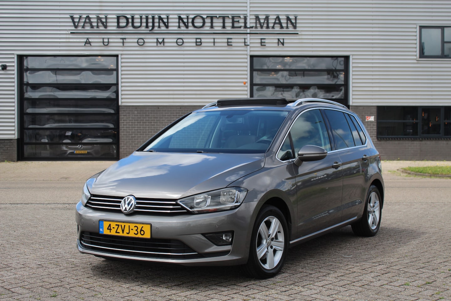 Volkswagen Golf Sportsvan - 1.6 TDI Highline / Panoramadak / Automaat / Navigatie / N.A.P. - AutoWereld.nl