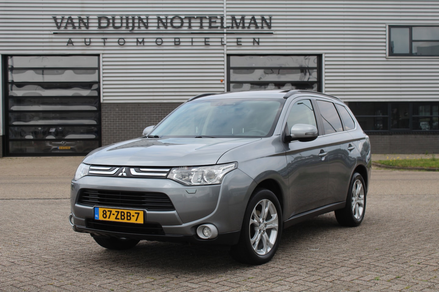 Mitsubishi Outlander - 2.0 Instyle / Keyless / Leer / 7 Persoons / Automaat / N.A.P. - AutoWereld.nl