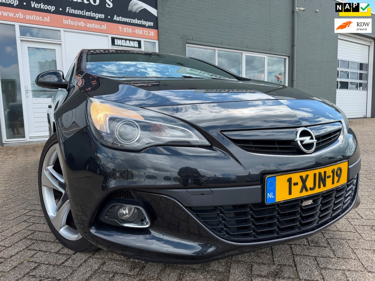 Opel Astra GTC - 1.6 Turbo Sport met leer en parkeersensoren en navigatie en bluetooth en cruise controle e - AutoWereld.nl