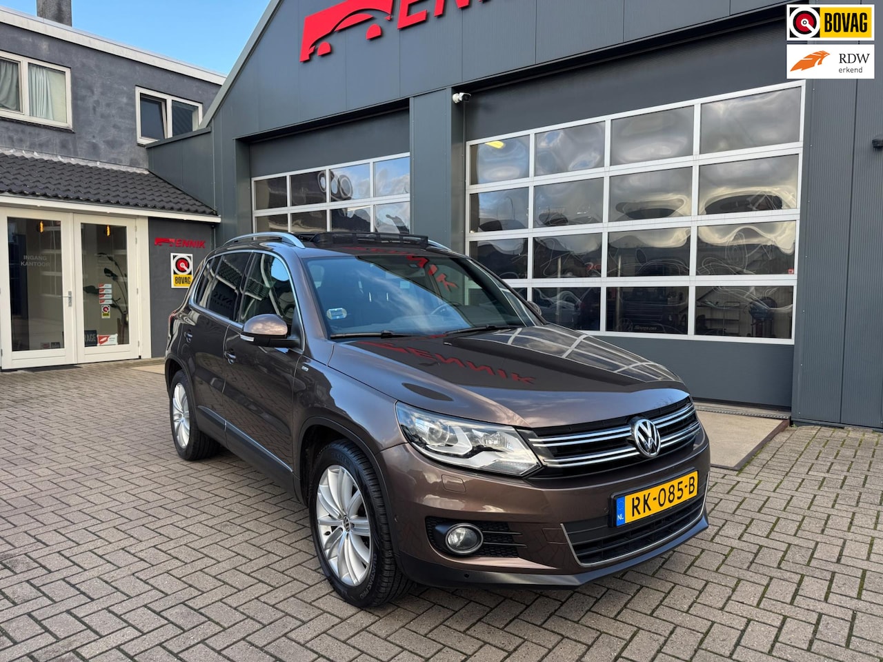 Volkswagen Tiguan - 1.4 TSI R-Line Edition / Pano / LED / Trekhaak / Zeer Kompleet !. - AutoWereld.nl