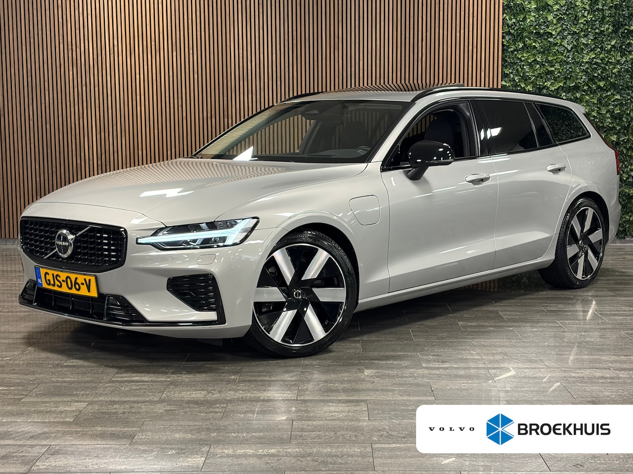 Volvo V60 - T8 AWD Recharge Ultra Dark | Trekhaak | Schuifdak | 455pk | Head-Up Display | Harman Kardo - AutoWereld.nl