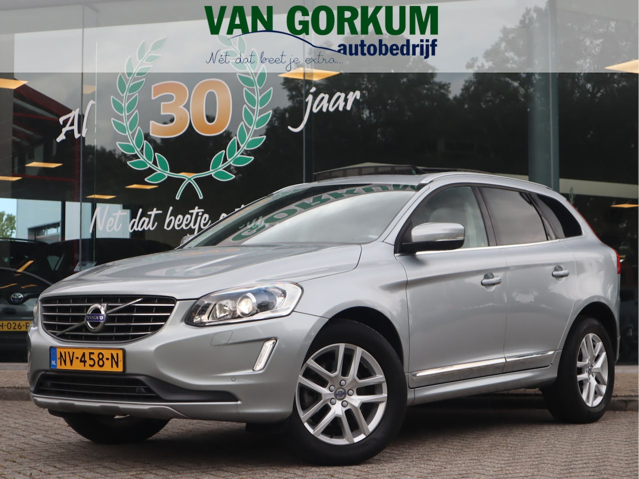 Volvo XC60 - 2.0 T5 FWD Polar+ Panodak / Stoelverw. / Lage KM Uitzonderlijk nette staat! - AutoWereld.nl