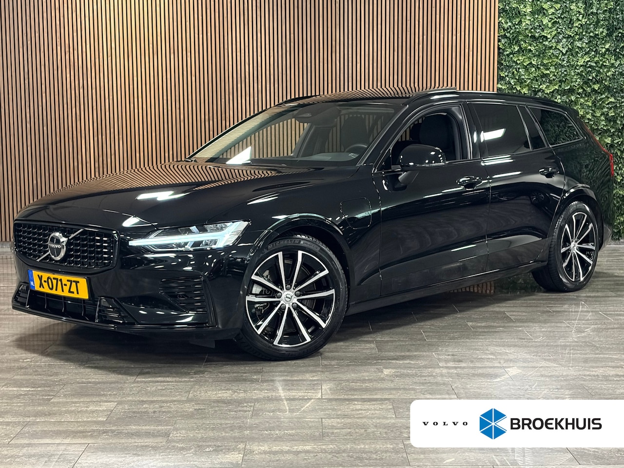 Volvo V60 - T6 AWD Recharge Plus Dark | Schuifdak | Trekhaak | Adaptieve Cruise Control | Stoelverwarm - AutoWereld.nl