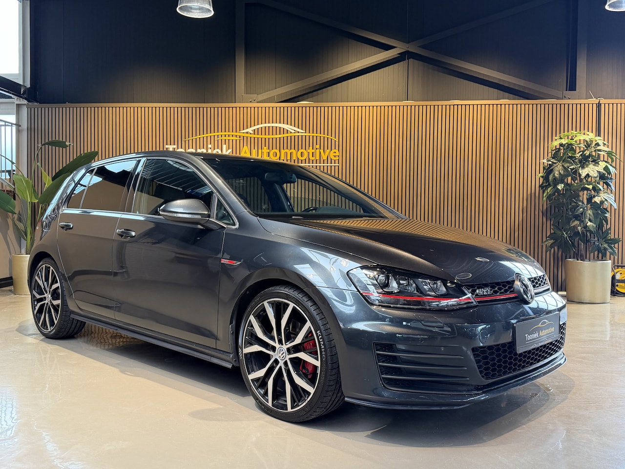 Volkswagen Golf - 2.0 TSI GTI Automaat | Navigatie | cruise control | climate control | LMG 17 | - AutoWereld.nl