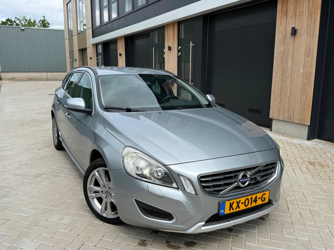 Volvo V60 - 2.0 D3 Summum EURO5/XENON/ECC/SPORTPAKKET - AutoWereld.nl