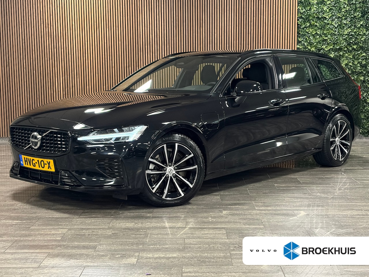 Volvo V60 - T6 AWD Recharge Plus Dark | Trekhaak | 360° Camera | All Season banden | Harman Kardon | A - AutoWereld.nl