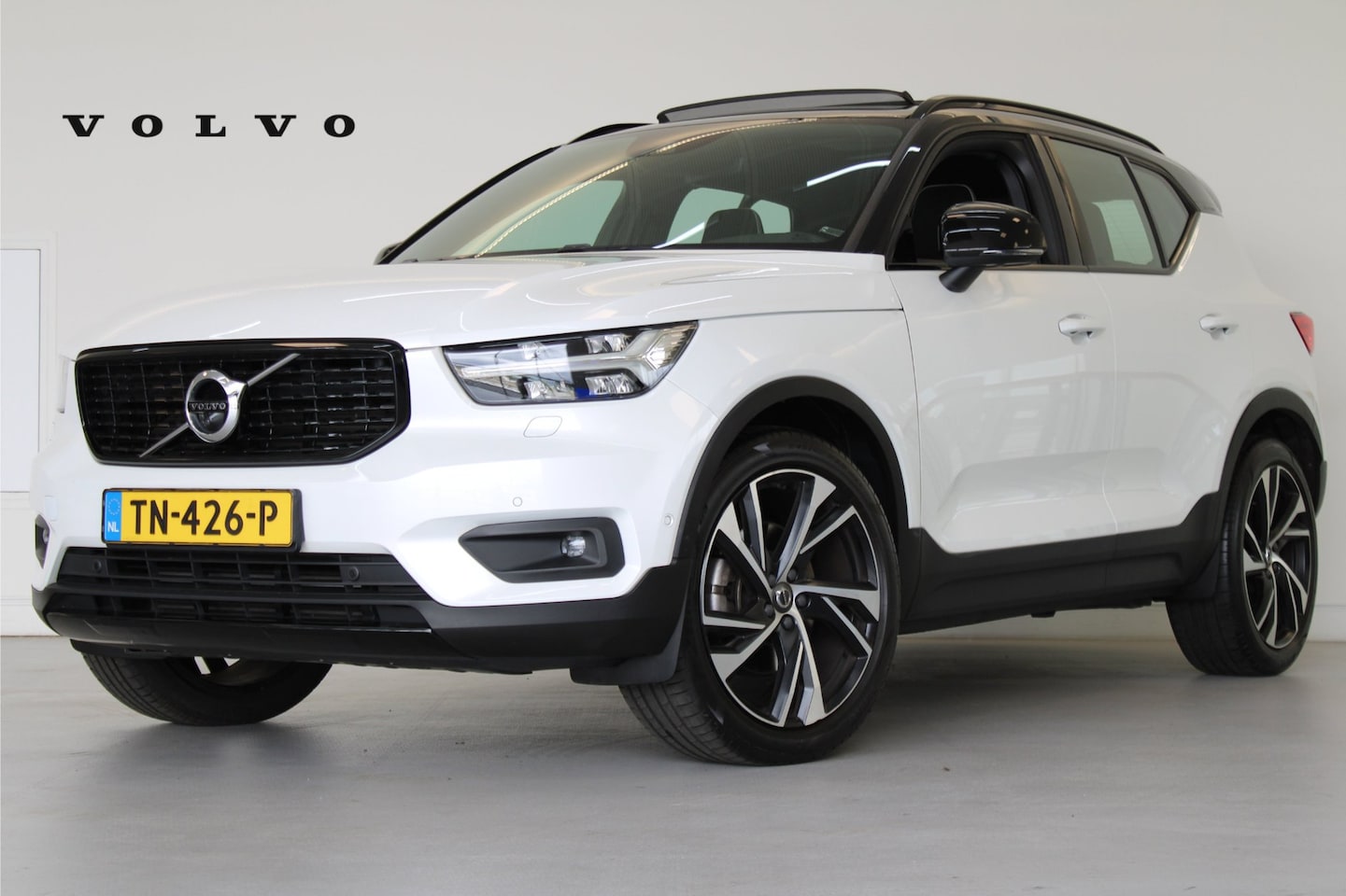 Volvo XC40 - T5 247PK AWD R-Design Intro Edition | Trekhaak | HK Audio | Panoramadak | BLIS | Memory - AutoWereld.nl