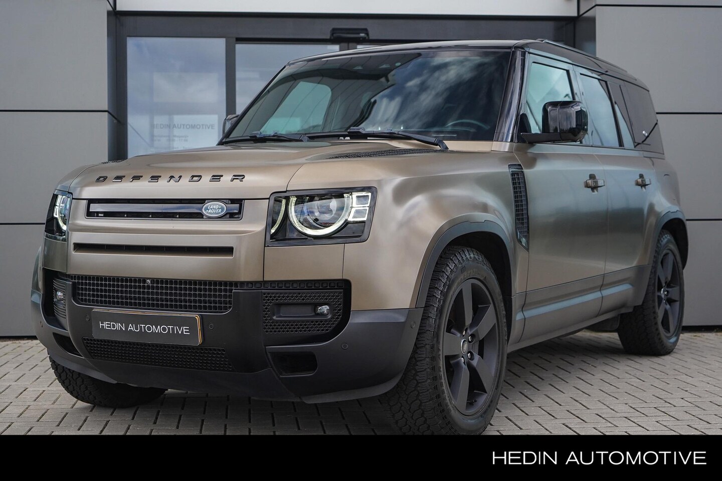 Land Rover Defender 110 - P400e X-Dynamic HSE l Schuifdak | Elektr. Trekhaak | XPEL satin | - AutoWereld.nl