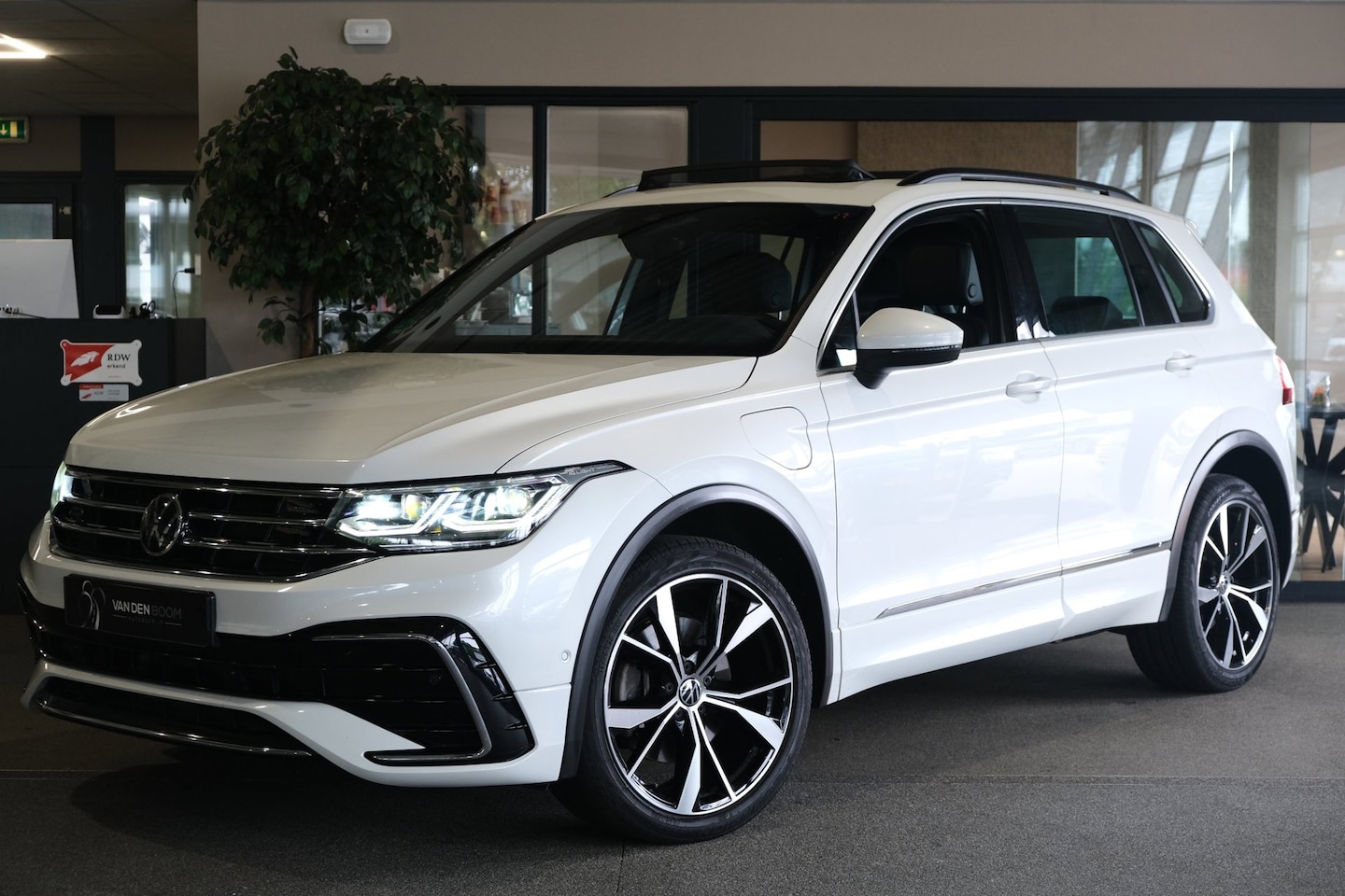 Volkswagen Tiguan - 1.4 TSI eHybrid 2x R-Line 245PK Pano Led Navi Cam ACC Virtual - AutoWereld.nl