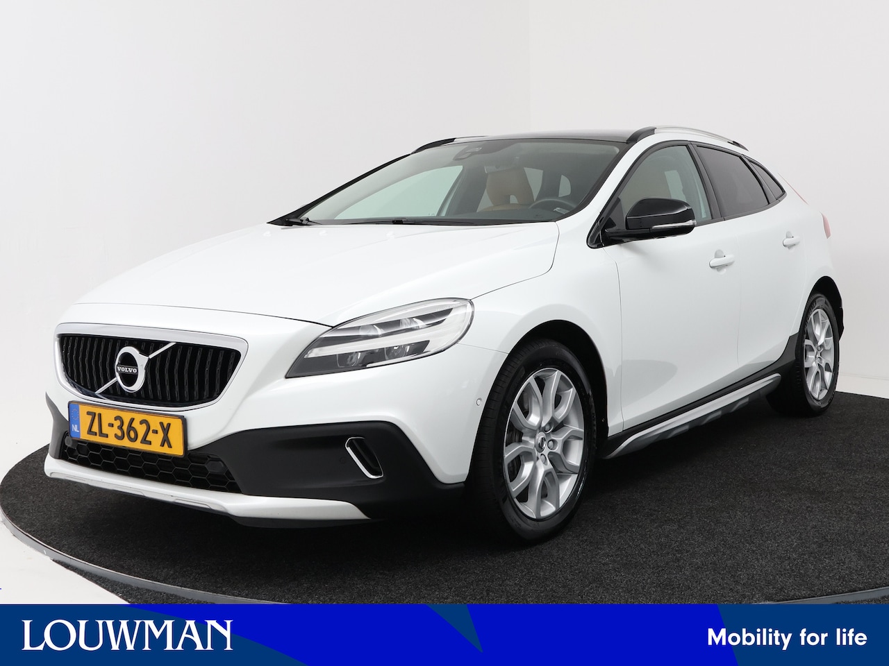 Volvo V40 Cross Country - 1.5 T3 Polar+ Luxury | Panoramadak | Harman Kardon | Lederen bekleding | Nederlandse auto - AutoWereld.nl