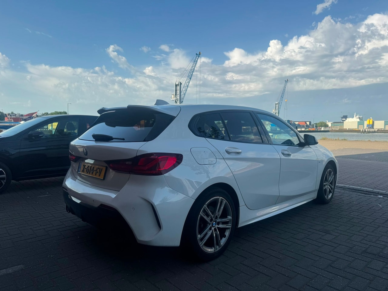 BMW 1-serie - 118i High Executive - AUTOMAAT - NEW APK - DODEHOEK DETECTIE - CARPLAY - - AutoWereld.nl